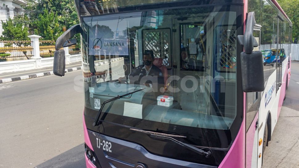 Bus TransJakarta Pink Khusus Wanita Kembali Beroperasi - Bagian 2