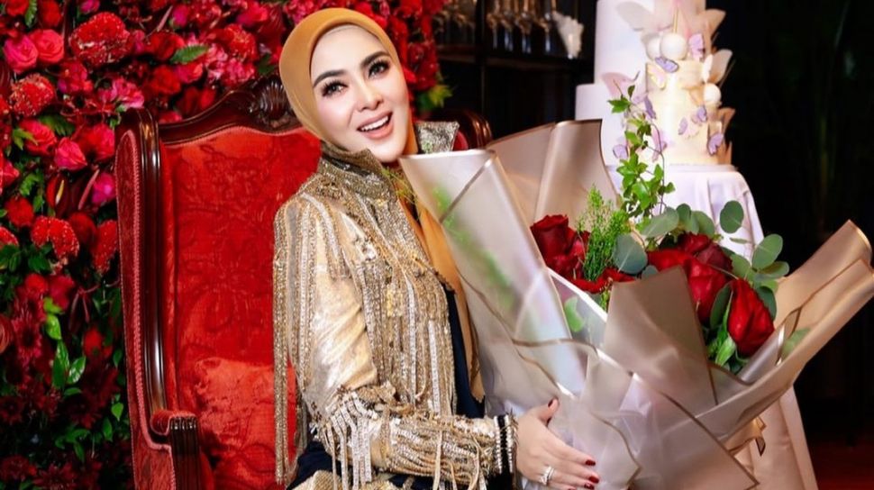 Syahrini Tenteng Tas Ukuran Besar Banyak yang Ngira Mirip Bagor, Padahal  Harganya Selangit Lho! - TribunStyle.com