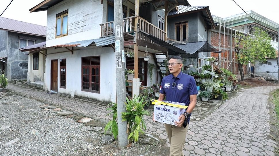 Sandiaga Uno Tenteng Bantuan Alat Produksi Pengrajin Kriya Lobster Di Aceh