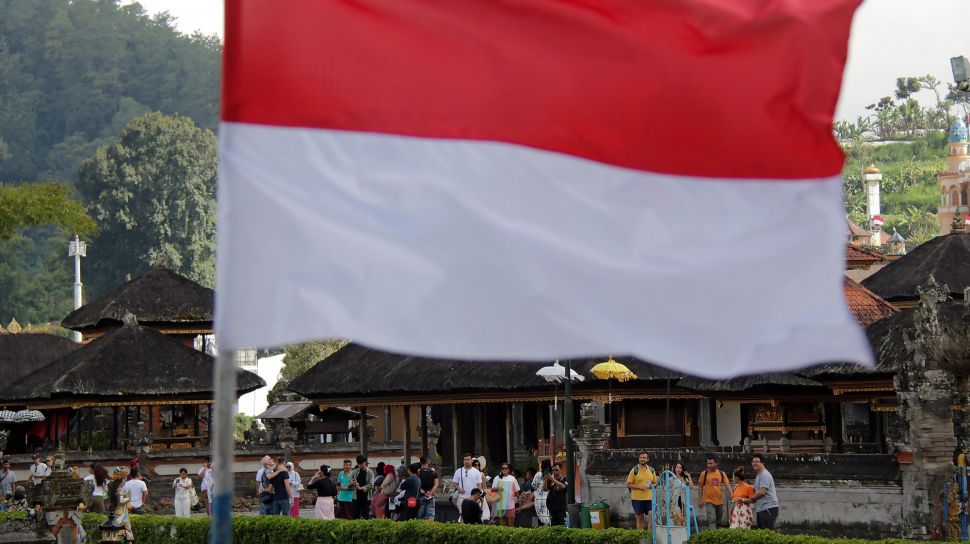 Wisatawan menikmati pemandangan objek wisata Ulun Danu Beratan saat berkunjung di Tabanan, Bali, Kamis (4/8/2022).  ANTARA FOTO/Nyoman Hendra Wibowo