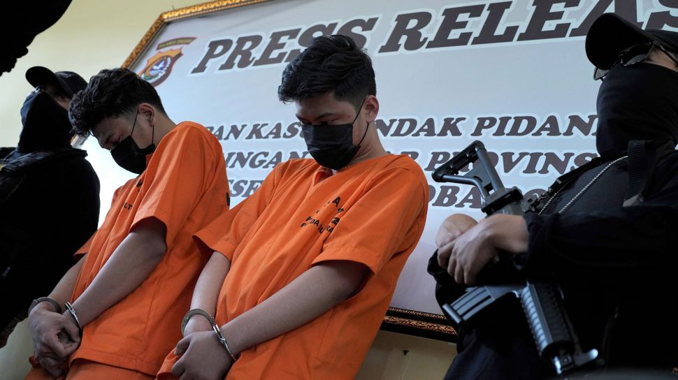 Polisi mengawal dua orang tersangka saat konferensi pers hasil tangkapan sabu-sabu di Polda Sulawesi Tenggara, Kendari, Sulawesi Tenggara, Jumat (5/8/2022).  ANTARA FOTO/Jojon
