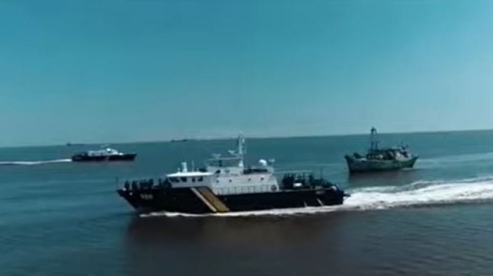 Malaking Isdaan! Philippine Fishing Vessel with Football Field-Sized Net Seized for Illegal Fishing!