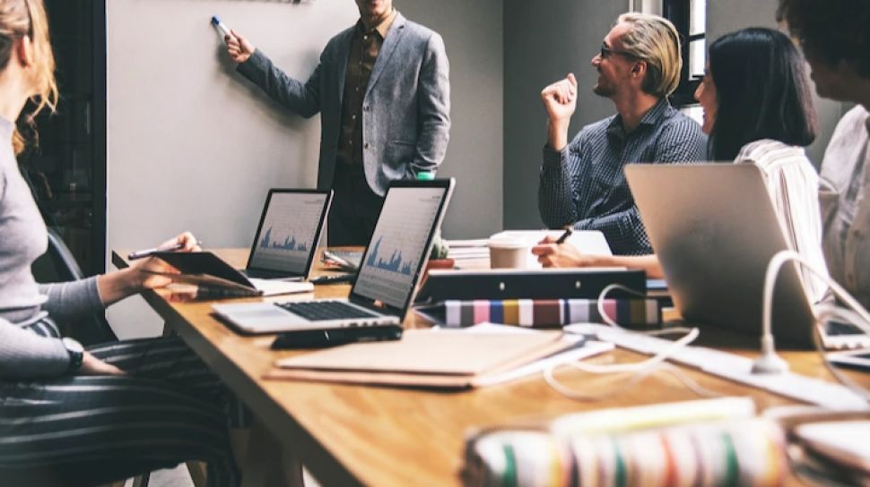 Bikin Kamu Betah di Kantor, Apa Sih Ciri-ciri Lingkungan Kerja yang Sehat?