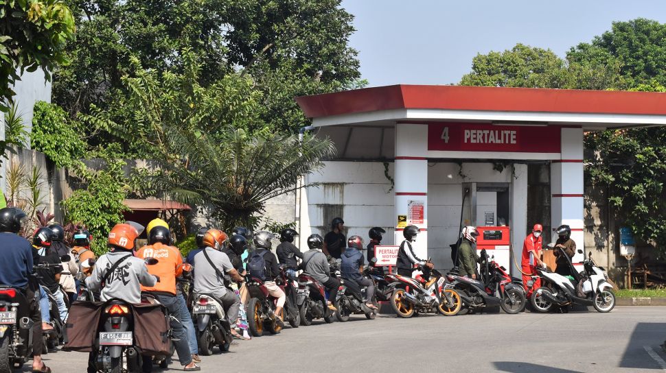 Sejumlah pengendara motor antre mengisi BBM jenis Pertalite di salah satu SPBU, Kota Bogor, Jawa Barat, Selasa (9/8/2022).  ANTARA FOTO/Arif Firmansyah