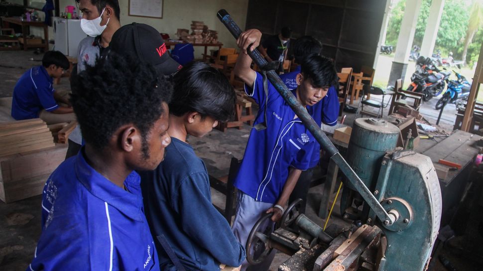 Sejumlah peserta mengikuti pelatihan kerja di bidang pembuatan mebel di Balai Latihan Kerja (BLK), Palangka Raya, Kalimantan Tengah, Rabu (10/8/2022).  ANTARA FOTO/Makna Zaezar
