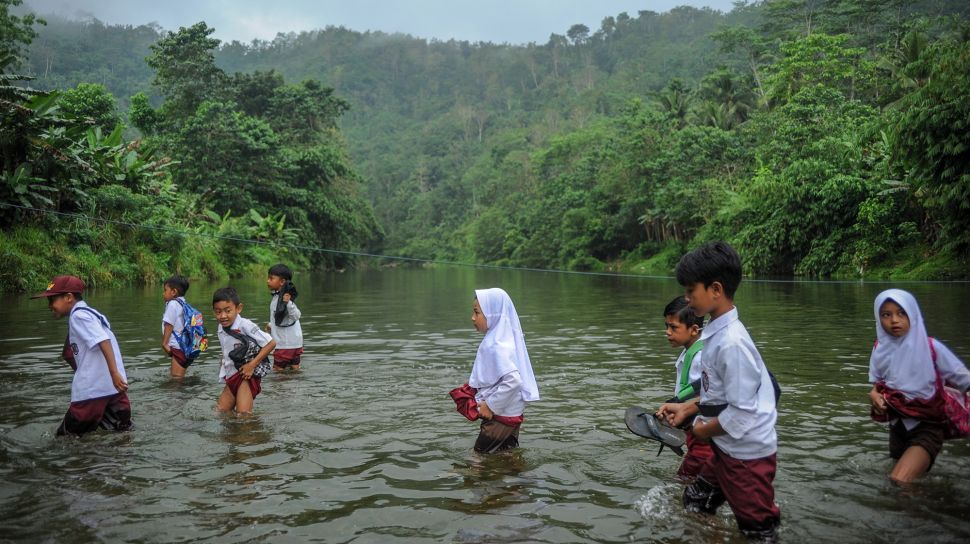 Sejumlah siswa menyeberangi Sungai Ciujung untuk sekolah di Desa Sukaluyu, Cikadu, Cianjur Selatan, Kabupaten Cianjur, Jawa Barat, Rabu (10/8/2022).  ANTARA FOTO/Raisan Al Farisi