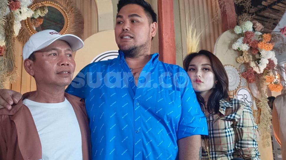 Bukan Lagi Sahabat Ayu Ting Ting, Ivan Gunawan Dianggap Ayah Ojak