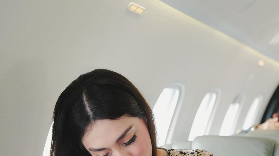 5 Potret Celine Evangelista Momong Baby L, Telanten dan Bikin Nyaman