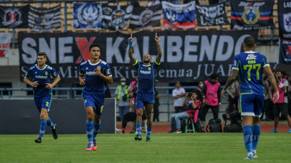 Pesepak bola Persib Bandung Marc Klok (kiri) berebut bola dengan pesepak bola PSIS Semarang Taisei Marukawa (kanan) saat pertandingan BRI Liga 1 di Stadion Gelora Bandung Lautan Api, Bandung, Jawa Barat, Sabtu (13/8/2022). [ANTARA FOTO/Raisan Al Farisi/aww]