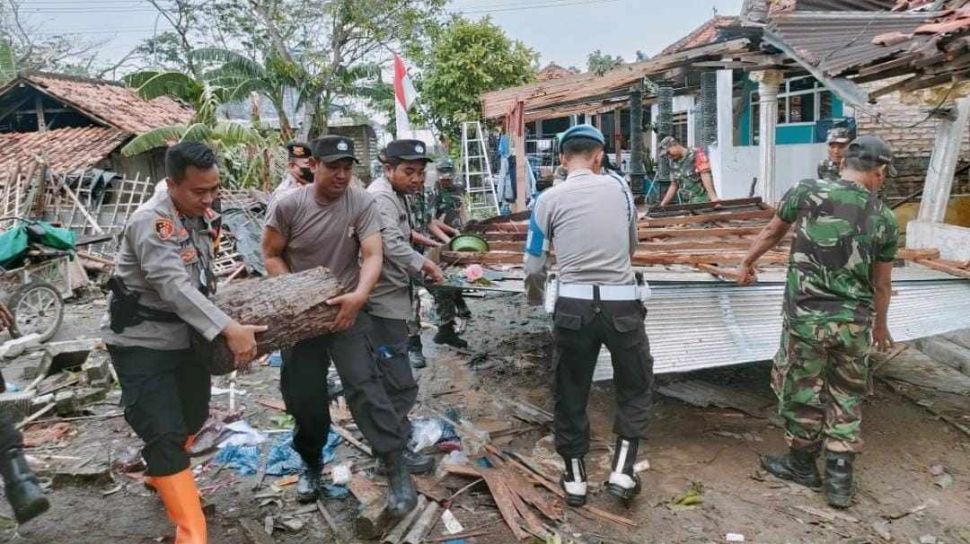 Angin Kencang Memorakporandakan Bangkalan Puluhan Rumah Rusak