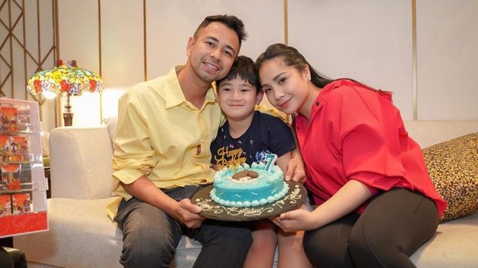 Disanjung Ganteng, Begini Gaya Rafathar Pakai Street OOTD Serba Hitam