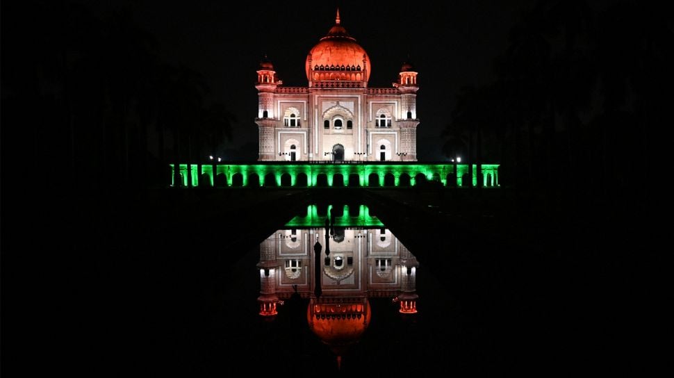 Makam Safdarjung terlihat menyala dengan warna bendera nasional India di New Delhi, India, Sabtu (13/8/2022). [Sajjad HUSSAIN/AFP]