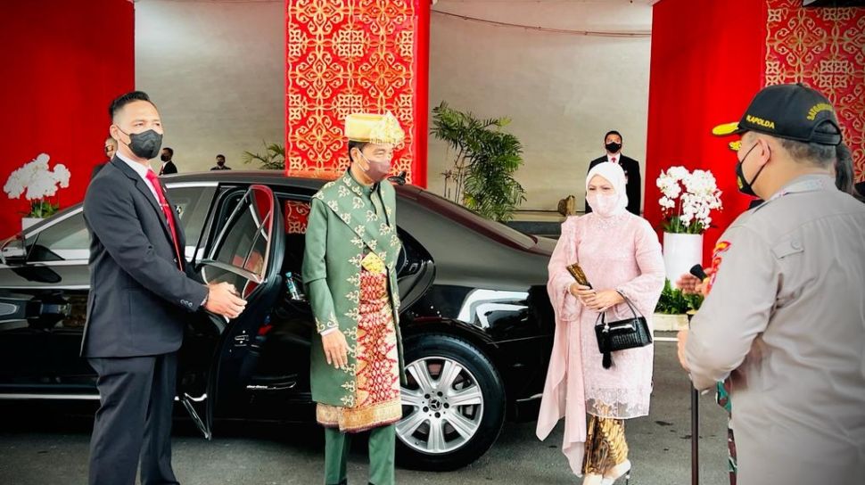 Hadiri Sidang Tahunan MPR, Presiden Jokowi Kenakan Baju Adat Paksian Dari Bangka Belitung