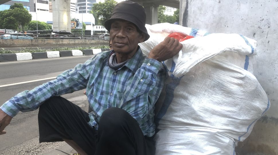 Di HUT Kemerdekaan ke 77 RI, Pemulung Lansia ini Ceritakan Masih Mengais Sisa Makanan di Bak Sampah