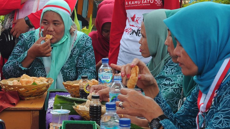 Sejumlah peserta mengikuti lomba makan pempek di Kampung Kreatif Tanggo Rajo Cindo Palembang, Sumatra Selatan, Kamis (18/8/2022).  ANTARA FOTO/Feny Selly
