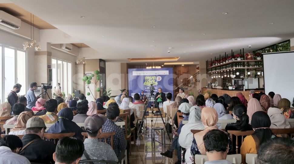 Suasana kegiatan Pasar Lokal Suara UMKM di DuniaKita Cafe &amp; Restaurant, Yogyakarta, Kamis (18/8/2022). [Wahyu Turi Krisanti / SuaraJogja.id]