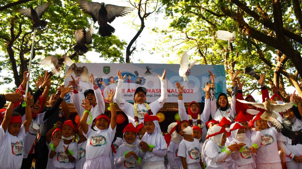 Wali Kota Madiun Maidi (tengah) bersama sejumlah anak Pendidikan Anak Usia Dini (PAUD) melepas burung merpati saat memperingati Hari Anak Nasional (HAN) 2022 di Kota Madiun, Jawa Timur, Jumat (19/8/2022). [ANTARA FOTO/Siswowidodo/wsj]