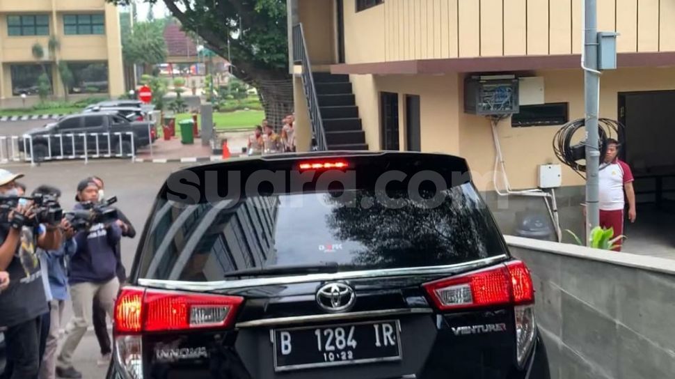 Tak Terlihat Awak Media, Putri Candrawathi Pulang ke Rumah Usai Diperiksa