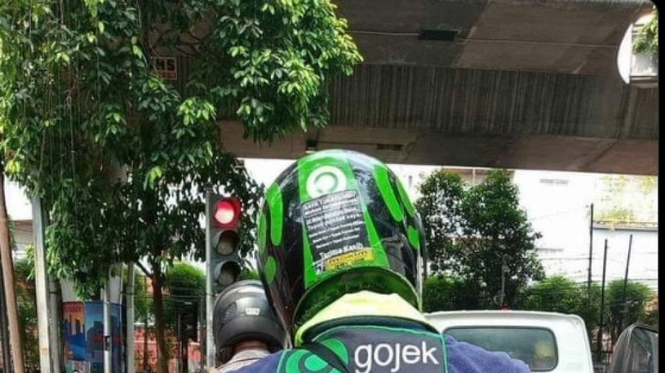 Potret Ojol Berhenti Di Lampu Merah Bikin Publik Salut, Tulisan Di ...