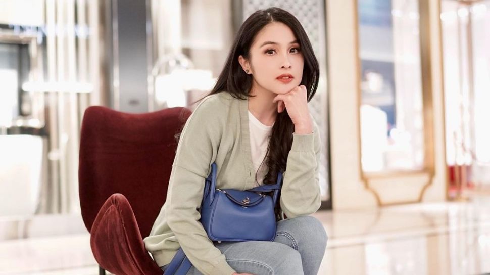 Intip Gaya Stylish Sandra Dewi Tenteng Hermes Lindy Mini Bag, Satu