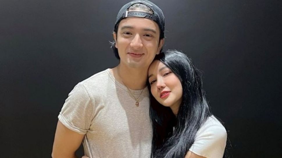 Ada yang Menonjol, Bryan Domani Klarifikasi Soal Foto Dipeluk Lucinta Luna