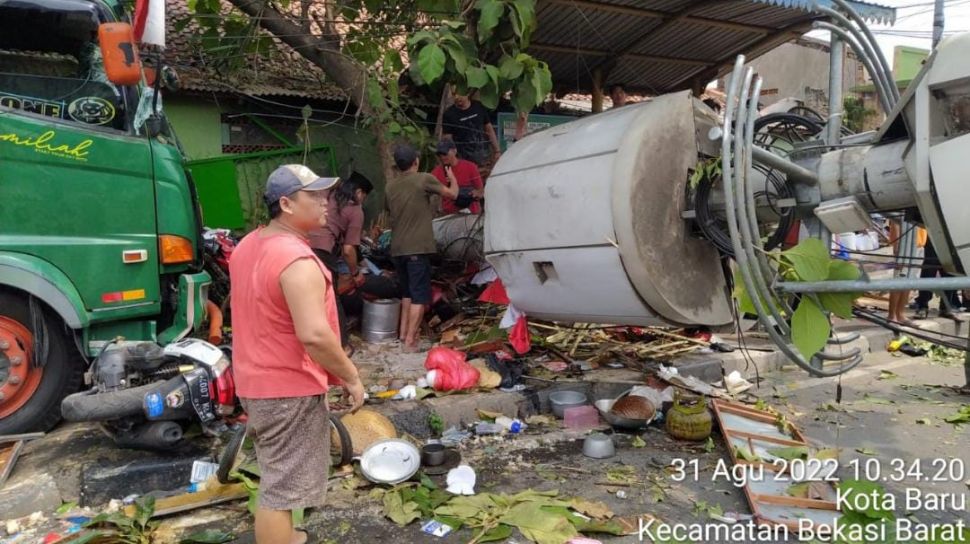 Kecelakaan Truk Kontainer Tabrak Tiang BTS Di Bekasi, Diduga Alami Rem Blong