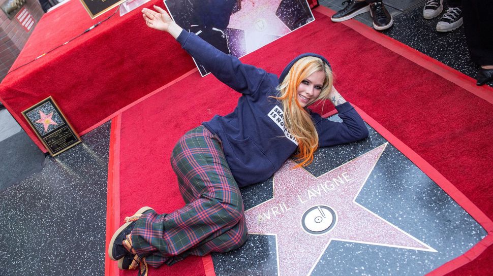 Menolak Tua, Avril Lavigne Tampil Bak Remaja di Hollywood Walk of Fame -  Suara.com
