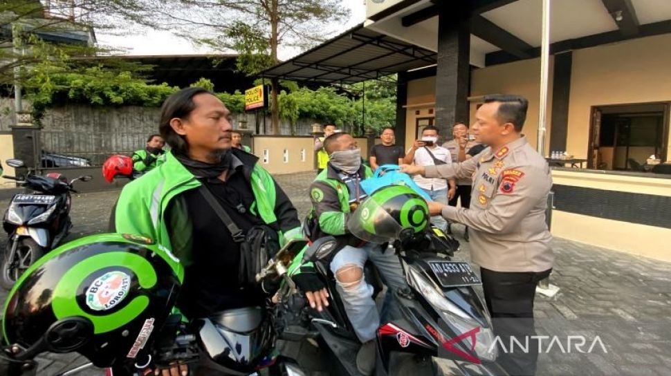 Harga Bbm Naik Polres Sukoharjo Bagikan Paket Sembako Kepada Pengemudi