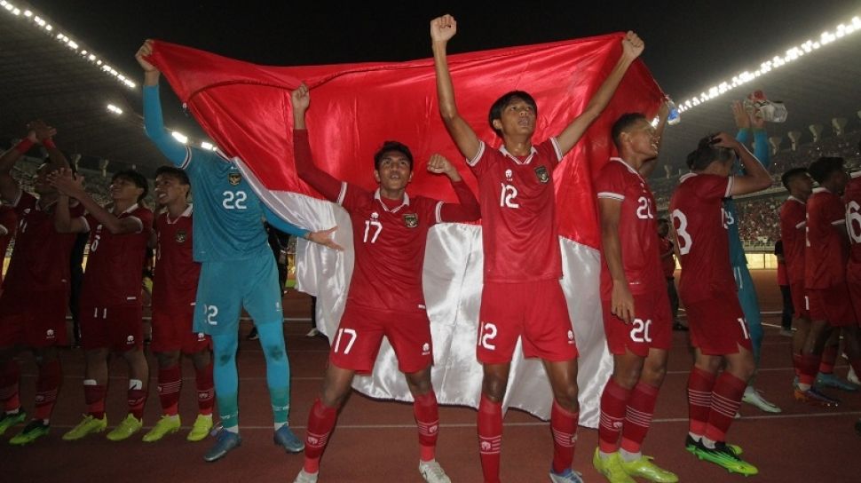 Sejumlah pesepak bola Timnas Indonesia  U-20 melakukan selebrasi usai menang melawan tim Vietnam pada pertandingan Kualifikasi Piala Asia U-20 2023 Grup F di Stadion Gelora Bung Tomo, Surabaya, Jawa Timur, Minggu (18/9/2022). [ANTARA FOTO/Moch Asim]
