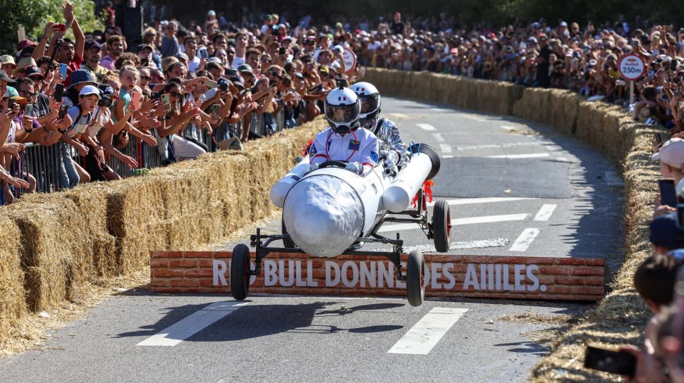 Sebuah tim balap berkompetisi dalam perlombaan Red Bull Soapbox di Toulouse, Prancis, Minggu (18/9/2022). [Charly Triballeau/AFP]
