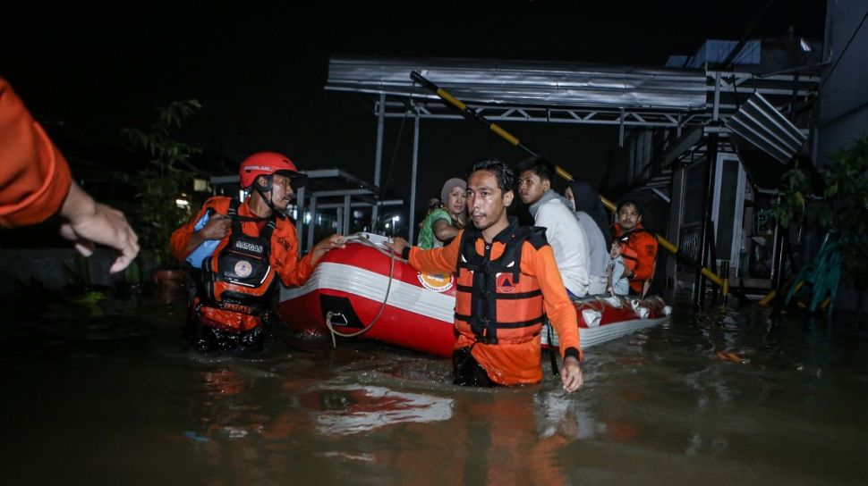 Sejumlah petugas tim SAR mengevakuasi warga menggunakan perahu karet saat terjadi banjir di kawasan Jombang, Ciputat, Tangerang Selatan, Banten, Jumat (23/9/2022). [ANTARA FOTO/Fauzan/YU]
