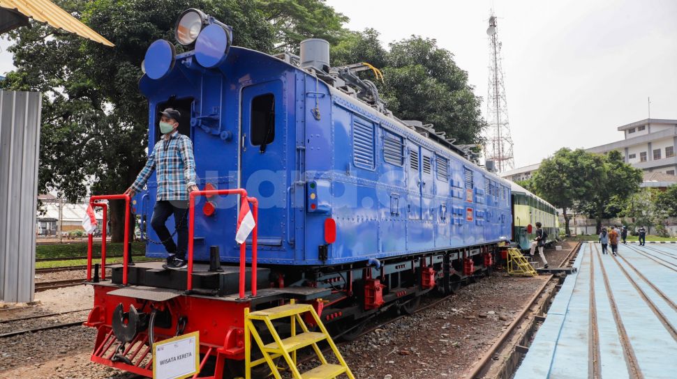 Pengunjung melihat kereta api saat acara Open House Balai Yasa di Manggarai, Jakarta Selatan Senin (26/9/2022). [Suara.com/Alfian Winanto]