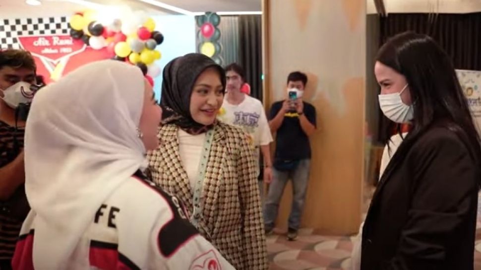 Viral Video Nathalie Holscher Dicueki Alice Norin, Senyumnya Tak Dibalas