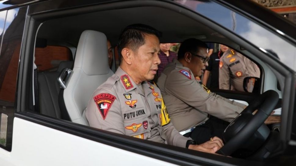 Kapolda Bali Irjen Pol Putu Jayan Danu Putra Coba Mobil Listrik untuk KTT G20