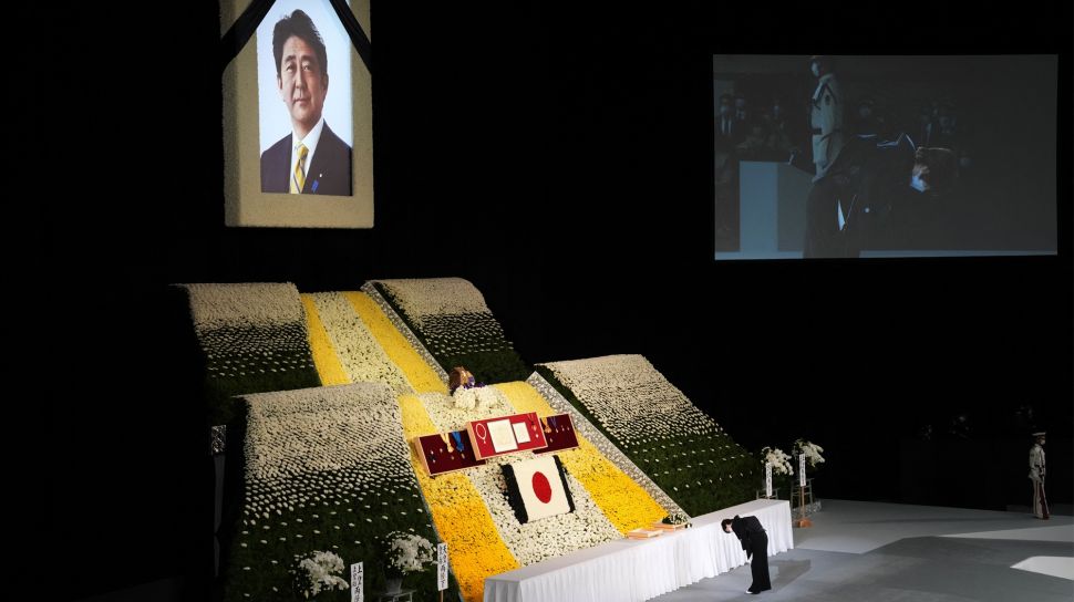 Istri mendiang mantan Perdana Menteri Jepang Shinzo Abe, Akie Abe membungkuk saat dia meletakkan bunga di altar selama pemakaman kenegaraannya di Nippon Budokan, Tokyo, Jepang, Selasa (27/9/2022). [Eugene Hoshiko / POOL / AFP]
