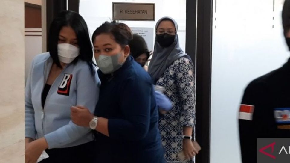 n usai melakukan pemeriksaan kesehatan di Bareskrim Mabes Polri, Jakarta, Jumat (30/9/2022). Setelah dinyatakan sehat Putri ditahan di Rutan Mabes Polri. [ANTARA]