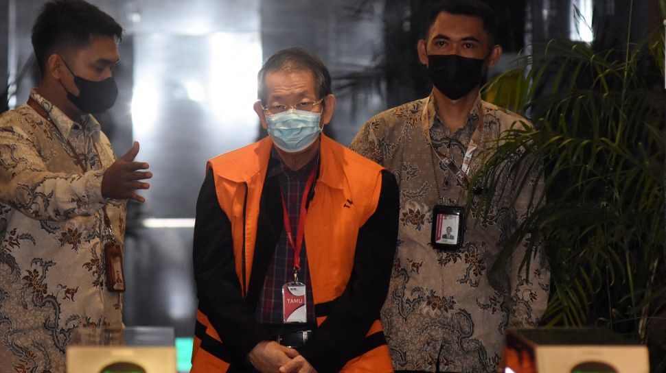Tersangka pihak swasta yang merupakan debitur dari Koperasi Simpan Pinjam Intidana, Heryanto Tanaka (tengah) mengenakan rompi tahanan usai menjalani pemeriksaan di Gedung Merah Putih KPK, Jakarta, Senin (3/10/2022). ANTARA FOTO/Indrianto Eko Suwarso