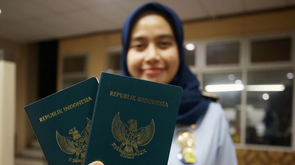 Petugas menunjukan Paspor Republik Indonesia (RI) yang sudah jadi di Kantor Imigrasi Kelas 1 Non TPI Tangerang, Tangerang, Banten, Rabu (5/10/2022). ANTARA FOTO/Muhammad Iqbal