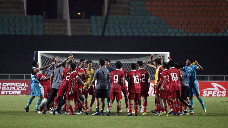 Sejumlah pesepak bola Timnas U-17 Indonesia dan ofisial tim melakukan selebrasi kemenangan setelah mengalahkan Timnas U-17 Uni Emirat Arab dalam laga kualifikasi Grup B Piala Asia U-17 2023 di Stadion Pakansari, Kabupaten Bogor, Jawa Barat, Rabu (5/10/2022). Indonesia menang dengan skor 3-2. ANTARA FOTO/Yulius Satria Wijaya/aww.