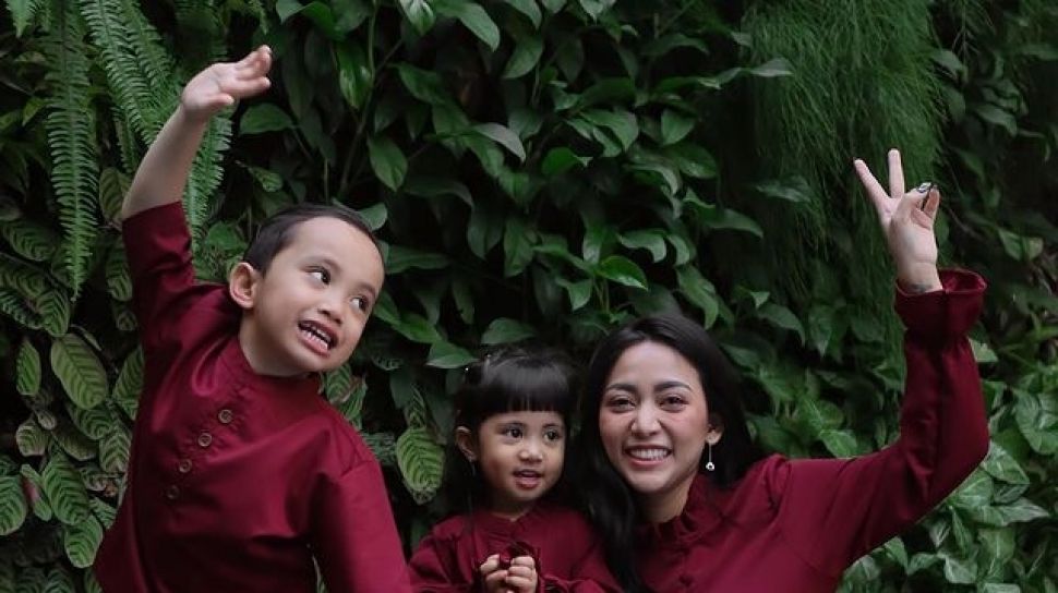 5 Potret Rachel Vennya Momong Anak, Tetap Modis Walau Sudah Punya 2 Anak
