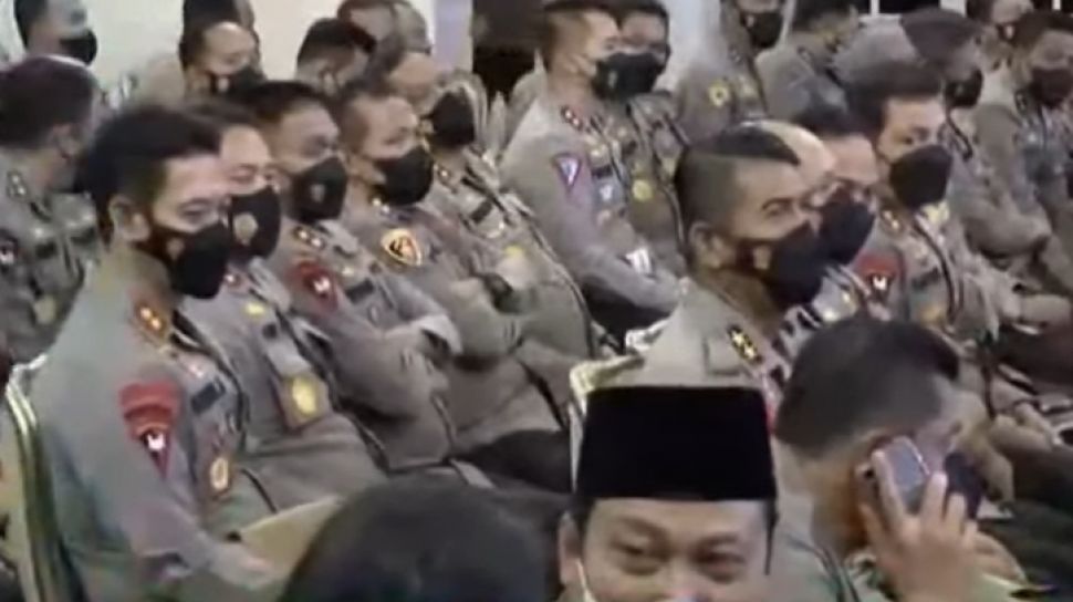 Geger Ada Polisi Tertangkap Kamera Bawa HP saat Temui Jokowi di Istana, Ternyata Begini Faktanya