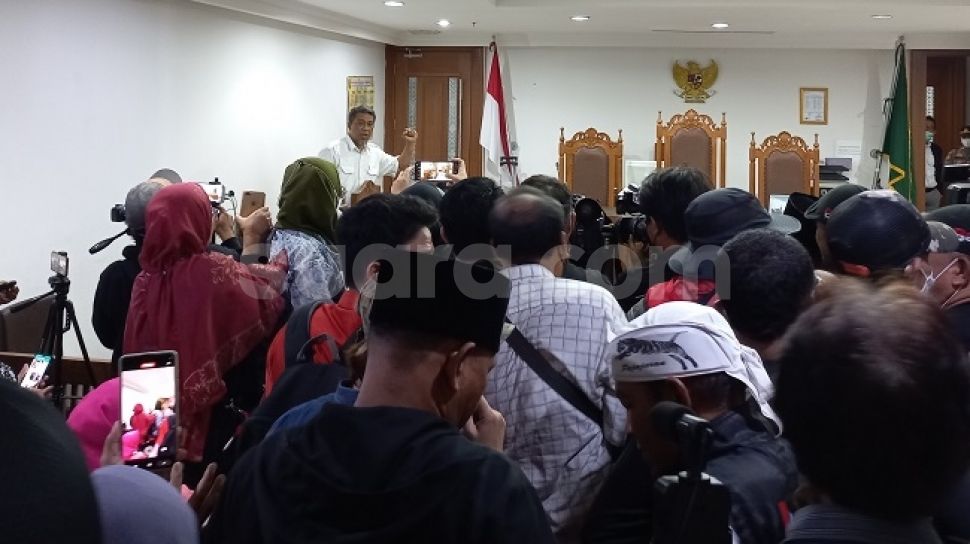 Pendukung Bambang Tri Padati Sidang Perdana Gugatan Dugaan Ijazah Palsu ...