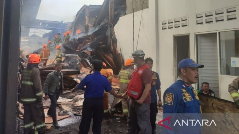 Sudah Jam Kebakaran Gudang Triplek Di Bandung Belum Juga Padam