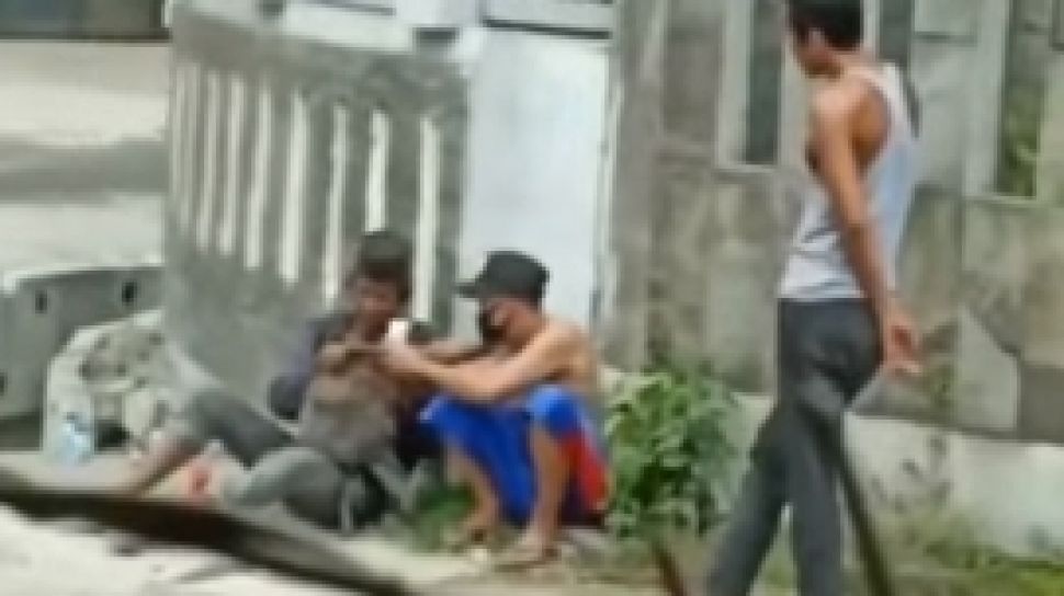 Viral Preman Kuras Duit Pedagang Asongan Di Siang Bolong Tas Hingga