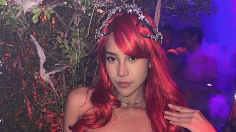 pakai kostum halloween anya geraldine