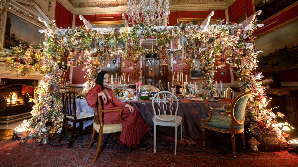 Desainer Charlotte Lloyd Webber berpose di samping pajangan Natalnya di sebuah ruangan di Castle Howard, Malton, Inggris, Jumat (11/11/2022). [OLI SCARFF/AFP]