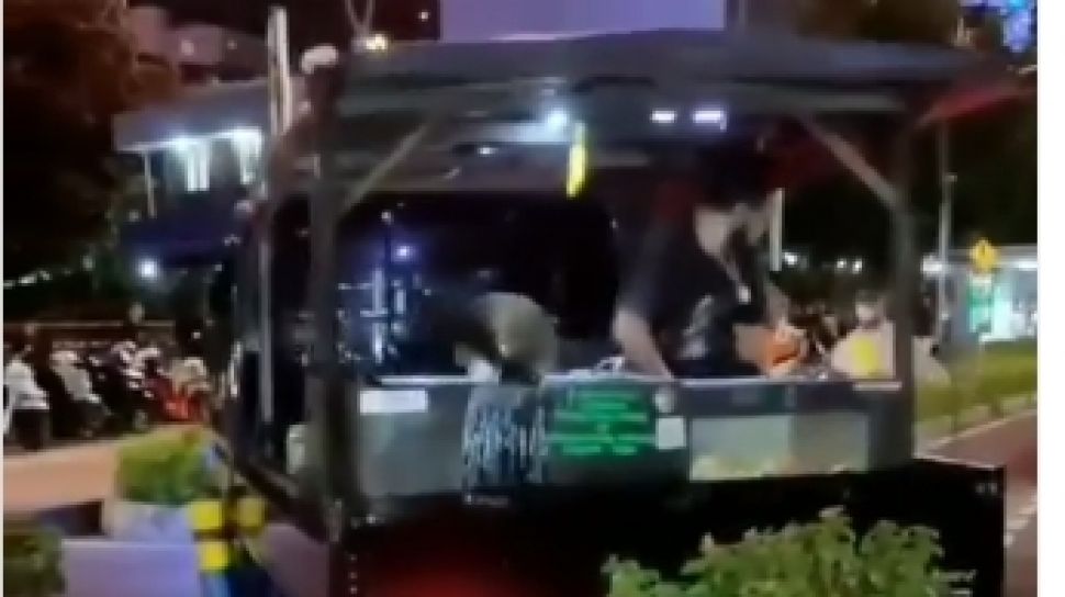 Mobil Ngacir Lolos Razia Di Jalan Sudirman Pedagang Tahu Bulat Dadakan