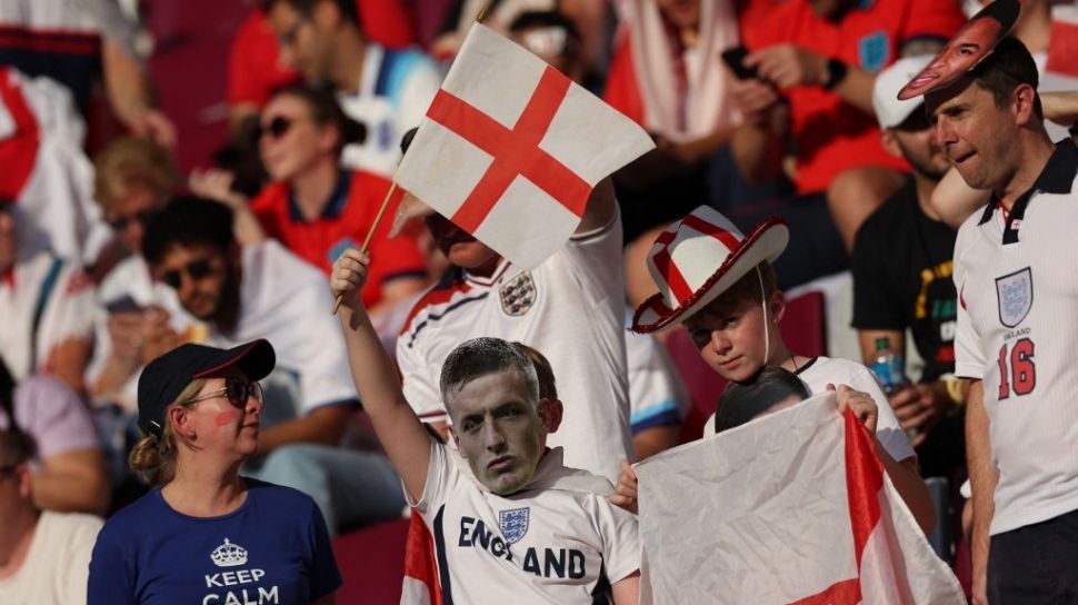 Pakai Atribut Pelangi, Fan Timnas Inggris Ditelanjangi Petugas Piala Dunia 2022