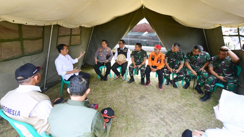 Rapat Dadakan di Lokasi Pengungsian, Jokowi Instruksikan Buka Akses Daerah Terisolasi Akibat Gempa Cianjur