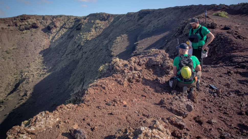 Astronot Jerman Alexander Gerst (kanan) bekerja di puncak gunung berapi purba selama program pelatihan untuk mempelajari cara menjelajahi Bulan dan Mars di Taman Nasional Timanfaya Pulau Lanzarote, Kepulauan Canary, Spanyol, Selasa (10/11/2022). [DESIREE MARTIN / AFP]
